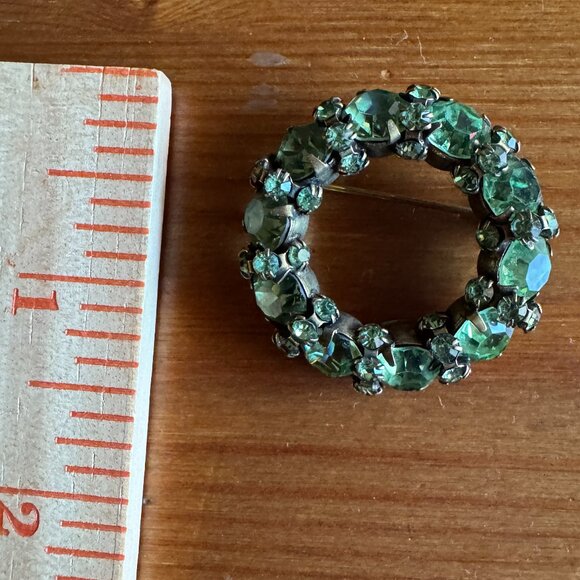 VTG Warner Brass Tone Emerald Green Rhinestone Circle Brooch/Pin 1.25" Diameter - Picture 2 of 4